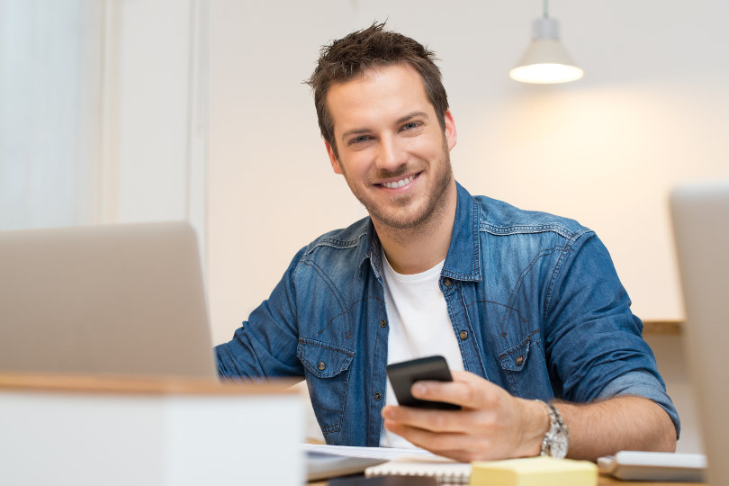 Sonriente, feliz, hombre de negocios