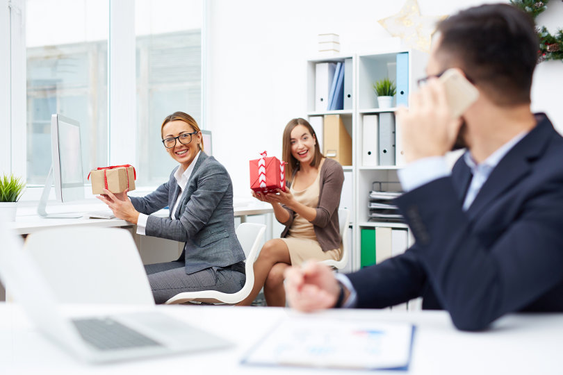 3 Simple Tips on Employee Gifts and How to Make the Most Out of Them