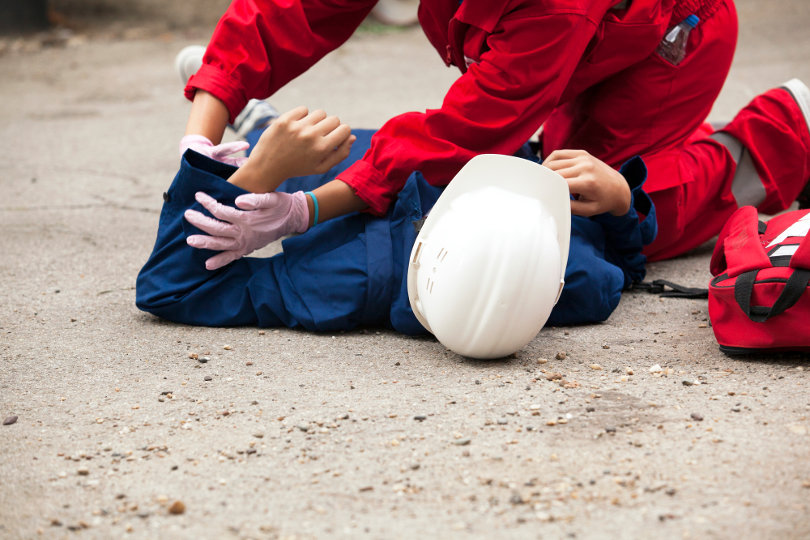 Ein Arbeiter ist in einen Arbeitsunfall verwickelt