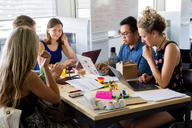 Equipo empresarial discutiendo las próximas tendencias