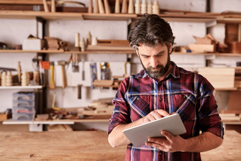 Handwerker mit einem Tablet