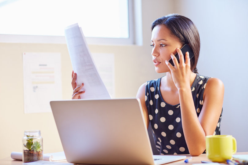 Mujer emprendedora comprobación de plan de negocios