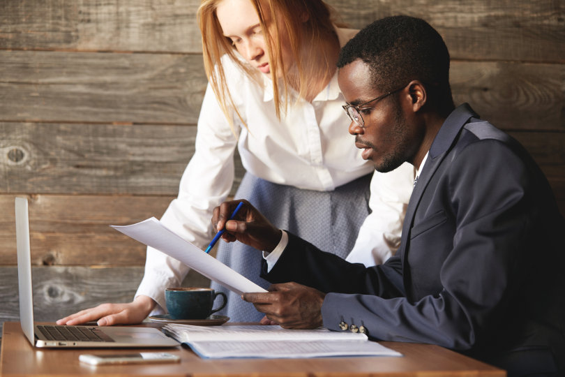 Dueños de negocios discutiendo asuntos de negocios