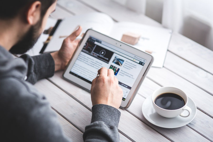 Leer una revista de noticias en línea
