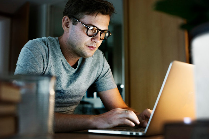 Hombre de negocios, trabajando, con, computador portatil