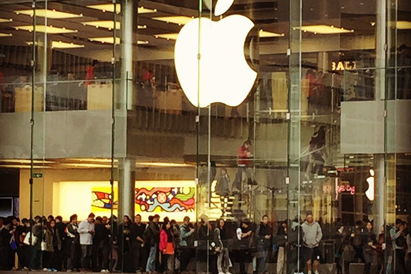 Queue in Apple Store Hong Kong