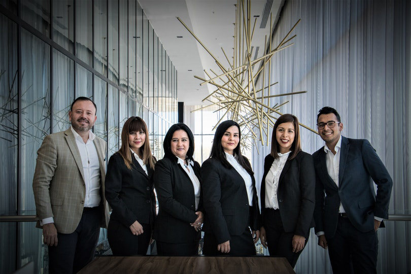 Equipo de negocios con atuendo formal para un evento corporativo