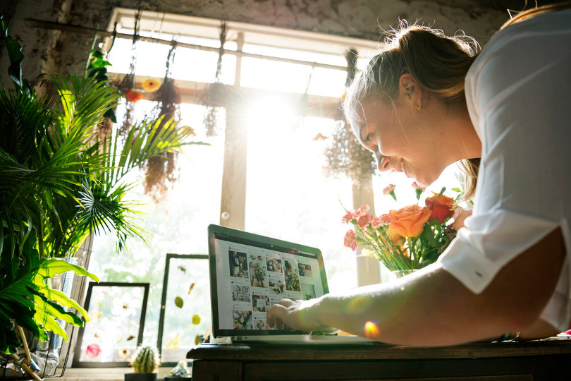 Florista promovendo seu negócio online