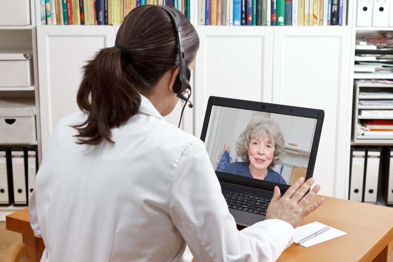 Médico asesorar al paciente mediante tecnología de telesalud