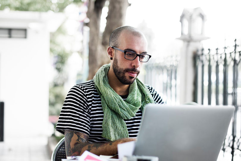 Hombre autónomo trabajando todo el tiempo