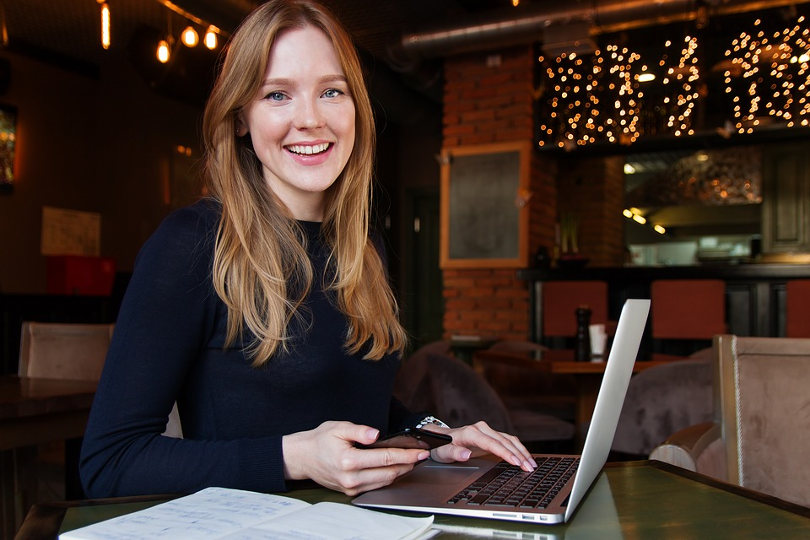 Businesswoman who participates in the gig economy to build her side hustle