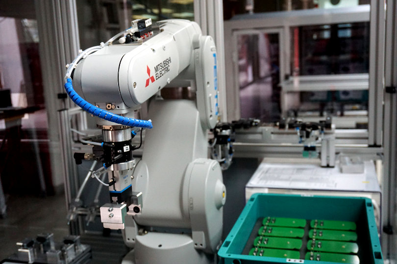 Programmable robotic arm for manufacturing