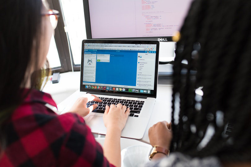 Businesswomen using Trello app