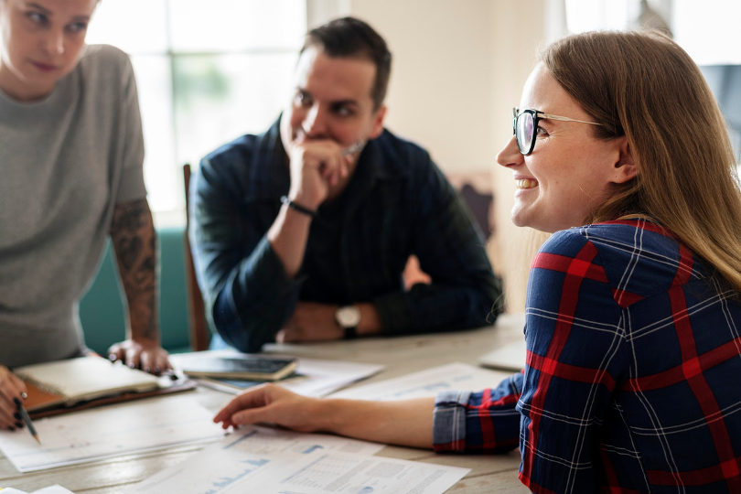 Projektmanager, der ein Projekt-Kickoff-Meeting abhält