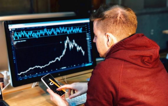 Forex trader trades the market