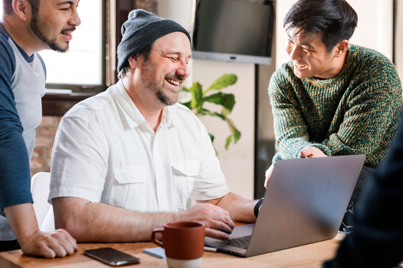 Compañeros de trabajo felices en la nueva ubicación de la oficina