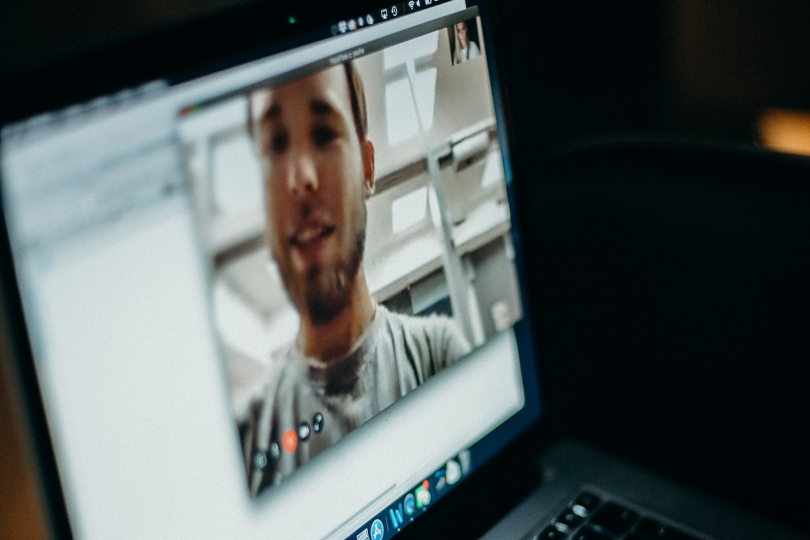 Comunicación en línea con un colega mediante videoconferencia