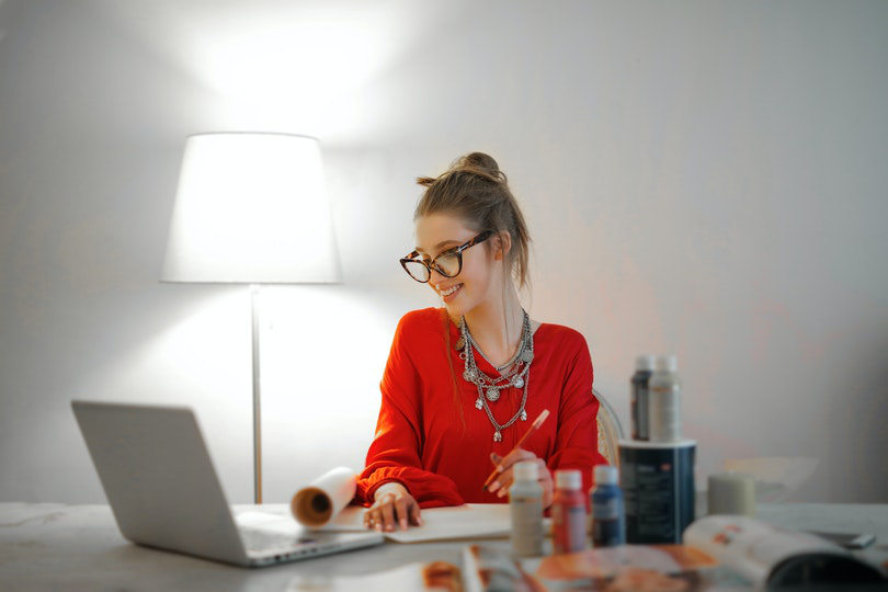 Geschäftsfrau, die von zu Hause aus arbeitet