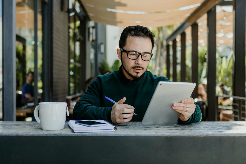 Emprendedor creando estrategias de marketing