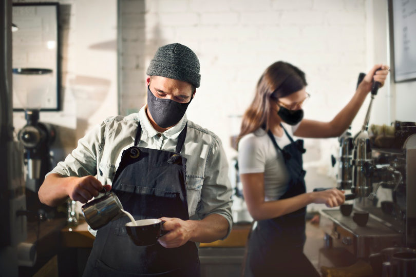 Baristas de cafetería con mascarilla