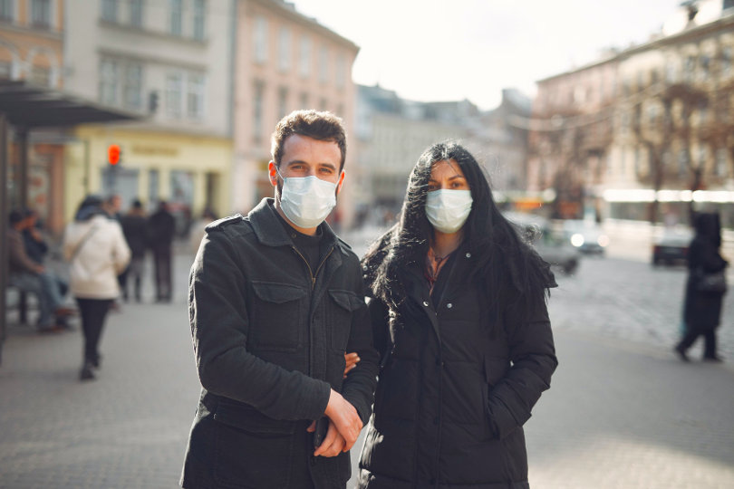 Pareja con máscara durante la pandemia