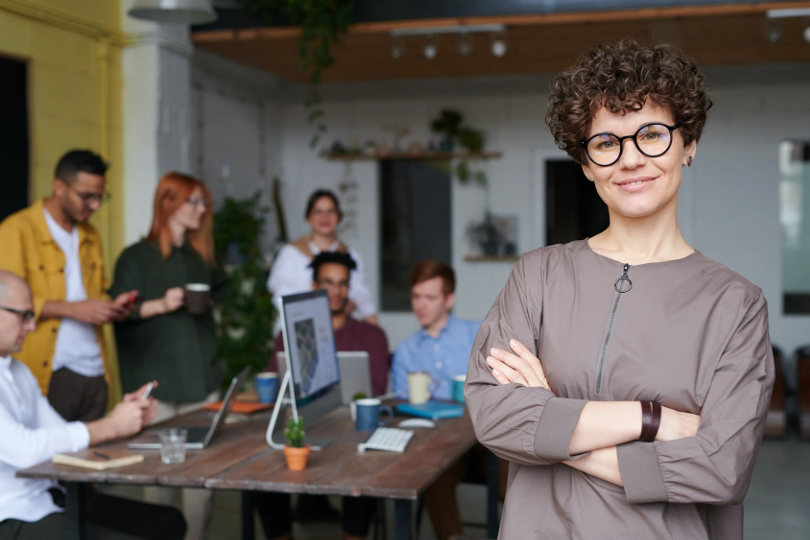 Firmeninhaber im Büro mit Sitz in Portugal