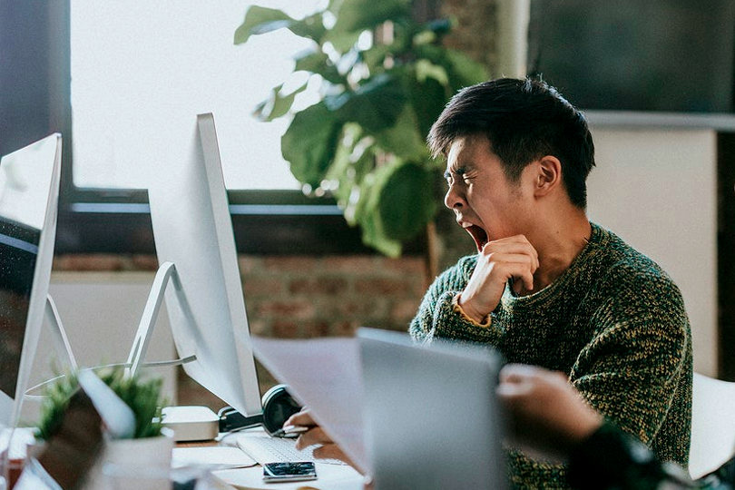 Empleado soñoliento en un lugar de trabajo