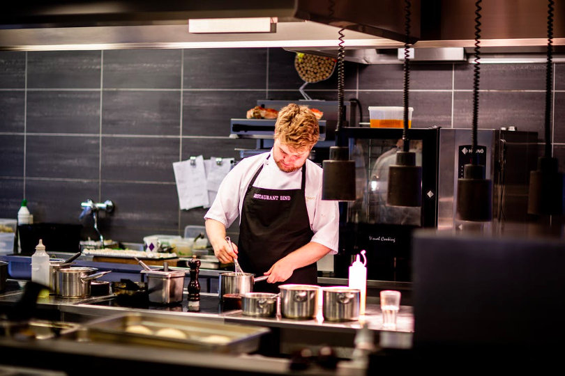 Chef trabajando en un espacio de cocina comercial.