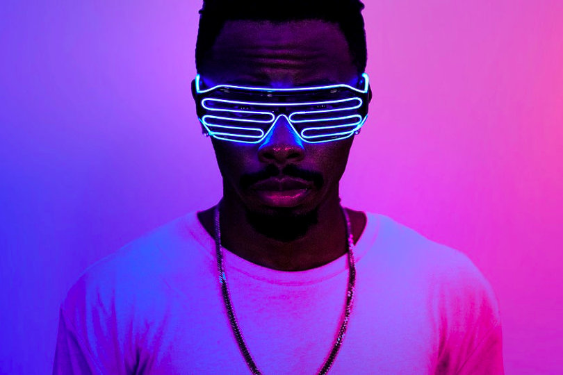 Hombre con gafas de moda neón