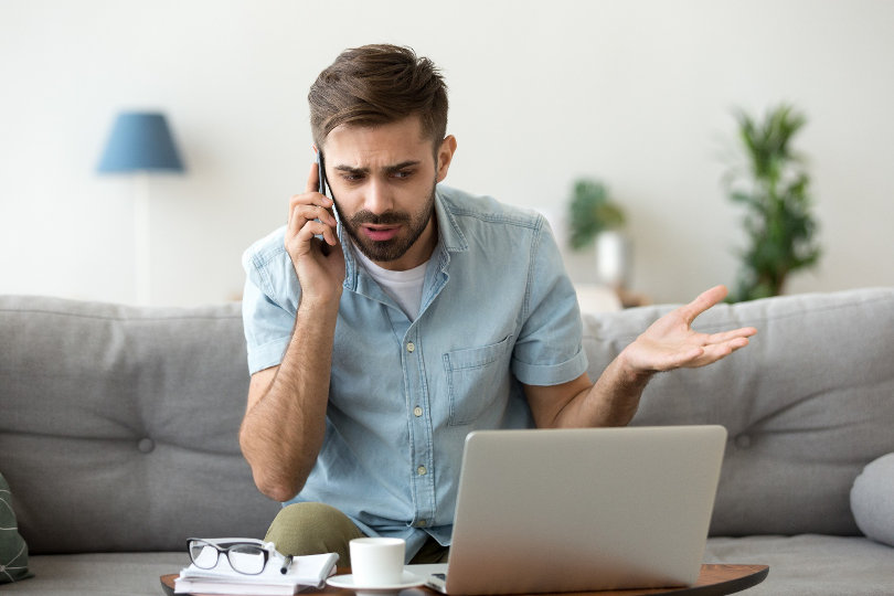 Hombre de negocios lidiando con múltiples estafas