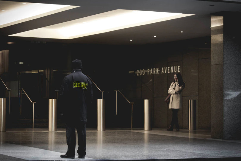 Guardia de seguridad en un edificio de oficinas