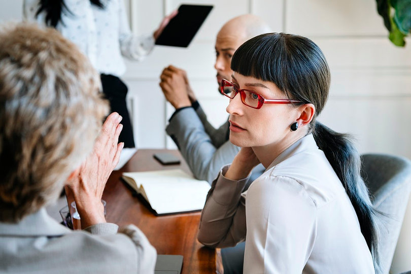 Mujeres empresarias que tienen una charla de negocios seria en una reunión