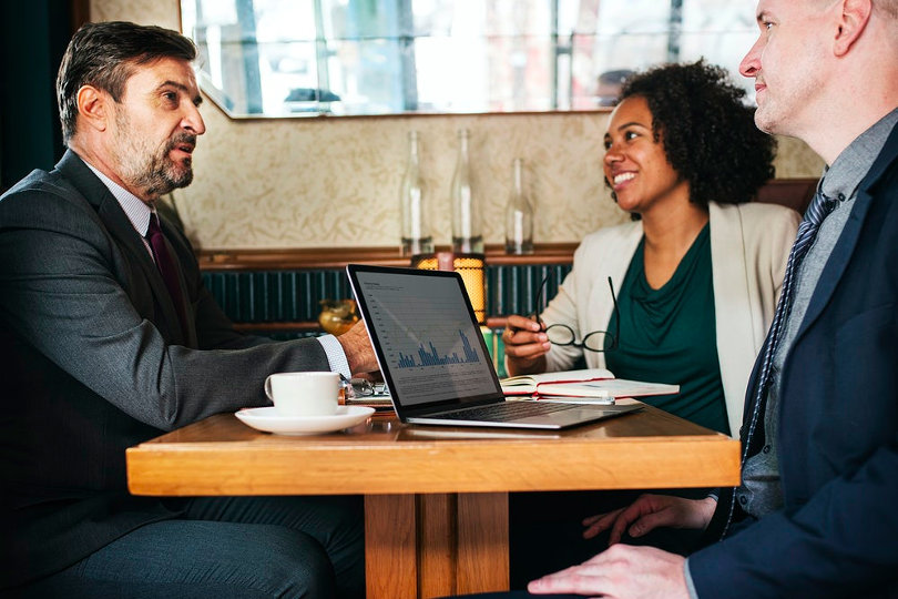 Reunión para la formación de LLC profesional o corporación