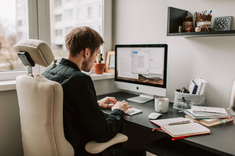 Hombre de negocios productivo trabajando