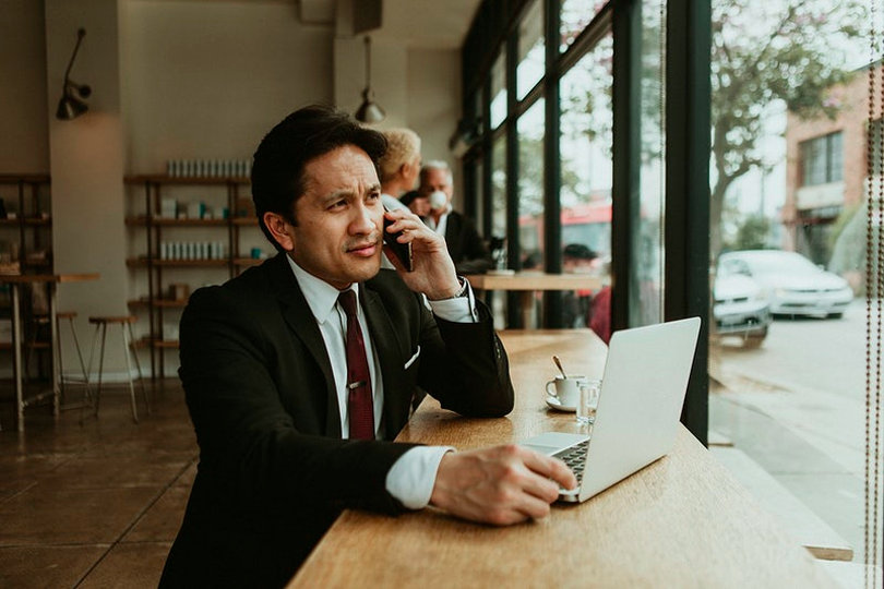 Emprendedor apasionado en el teléfono