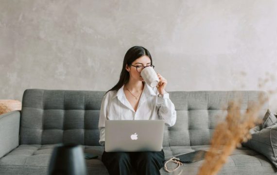 Blogger promoting her niche blog