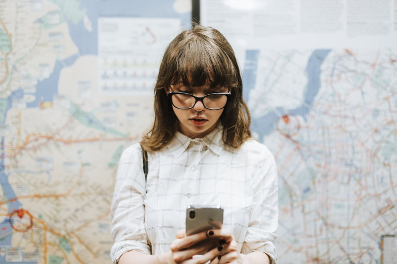 Reisender, der eine Text-to-Speech-Lösung verwendet