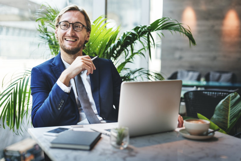 Kleinunternehmer, der Anwendungen für künstliche Intelligenz auf einem Laptop verwendet