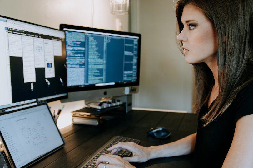 Businesswoman using Trello